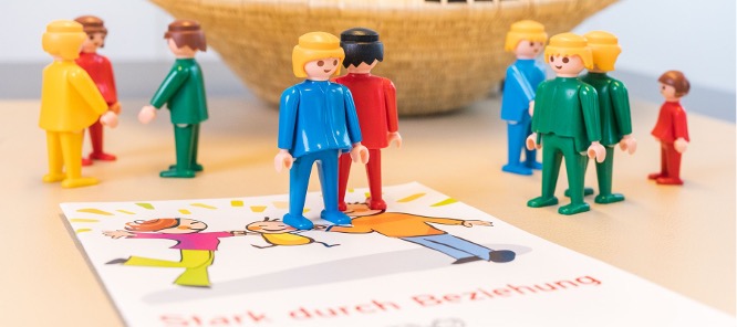 Verschiedene Playmobil-Figuren stehen zusammen auf einem Tisch